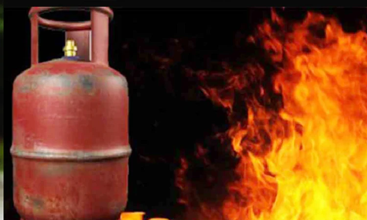 Three of family burnt in Fakirapul fire