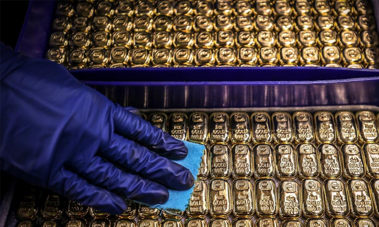 Gold hits record, dollar drops as tariff fears dampen sentiment
