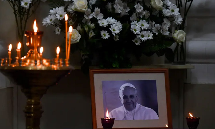 Pope to be laid in coffin at 1800 GMT, Vatican says