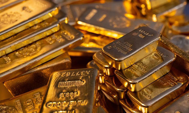 Gold hits record, stocks slip as Trump fuels Fed fears