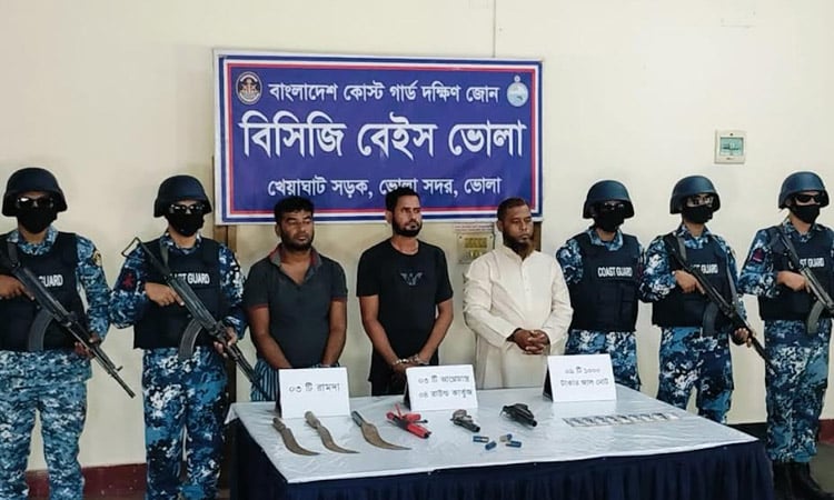 Three dacoits arrested with arms in Bhola