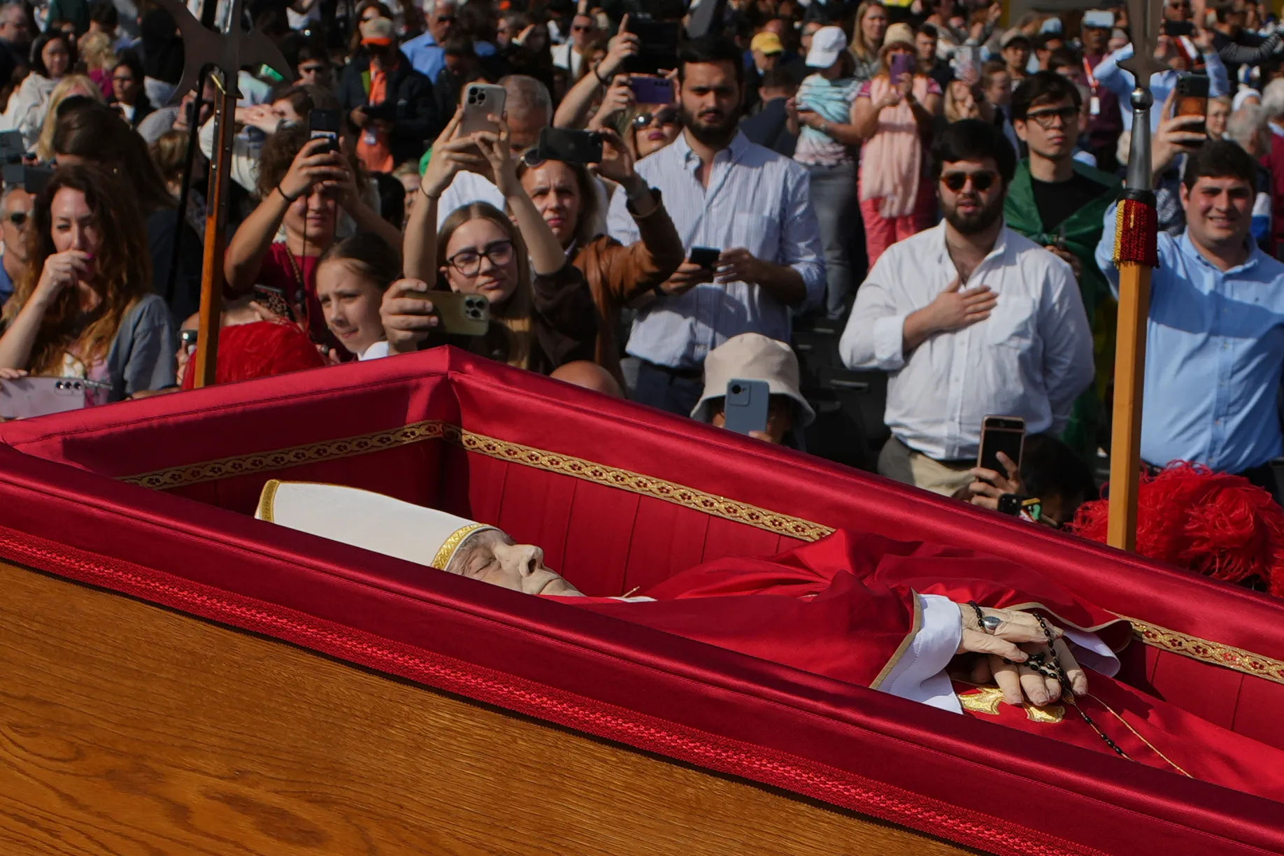 Vatican says 150,000 people have viewed Pope Francis's body
