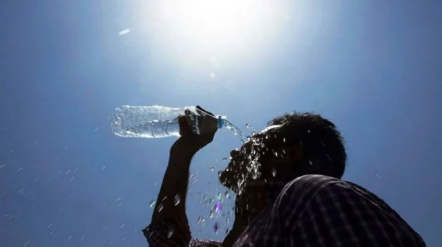 Mild to moderate heat wave sweeps over parts of country 