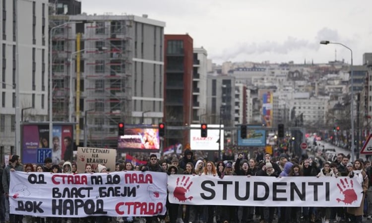Serbian pupils block streets to protest online classes