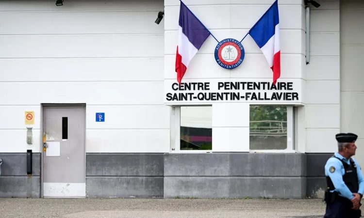 20 held in police raids after French prison attacks