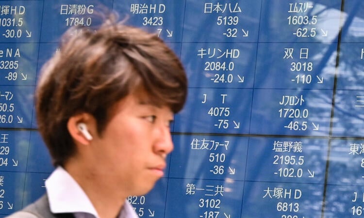 Asian markets mixed as investors eye trade talks