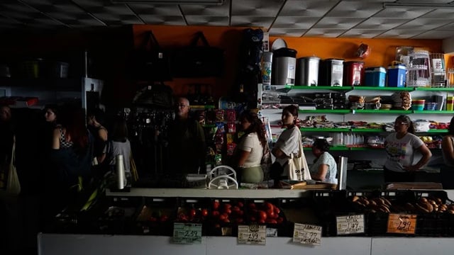Lights return in Madrid after massive power outage
