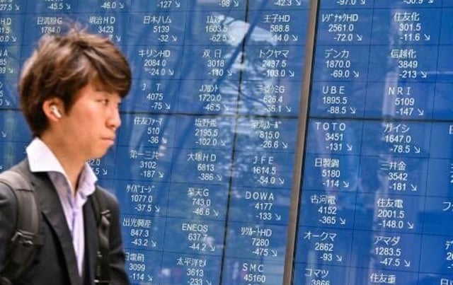 Global stocks mixed amid trade hopes as markets await tech earnings