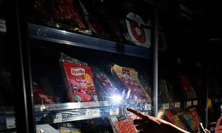 Spain and Portugal work to restore power after massive blackout