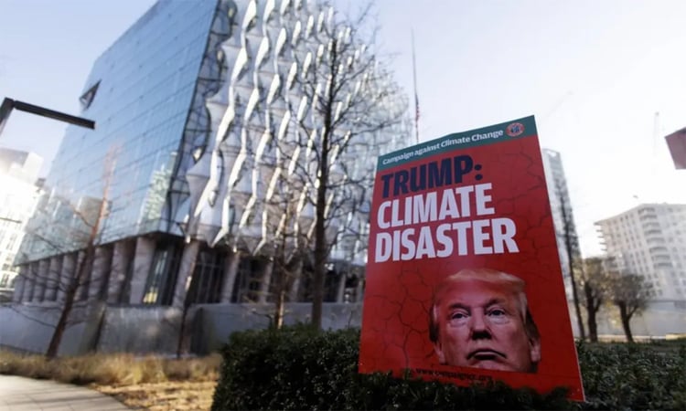 US climate assessment thrown into doubt as Trump dismisses authors
