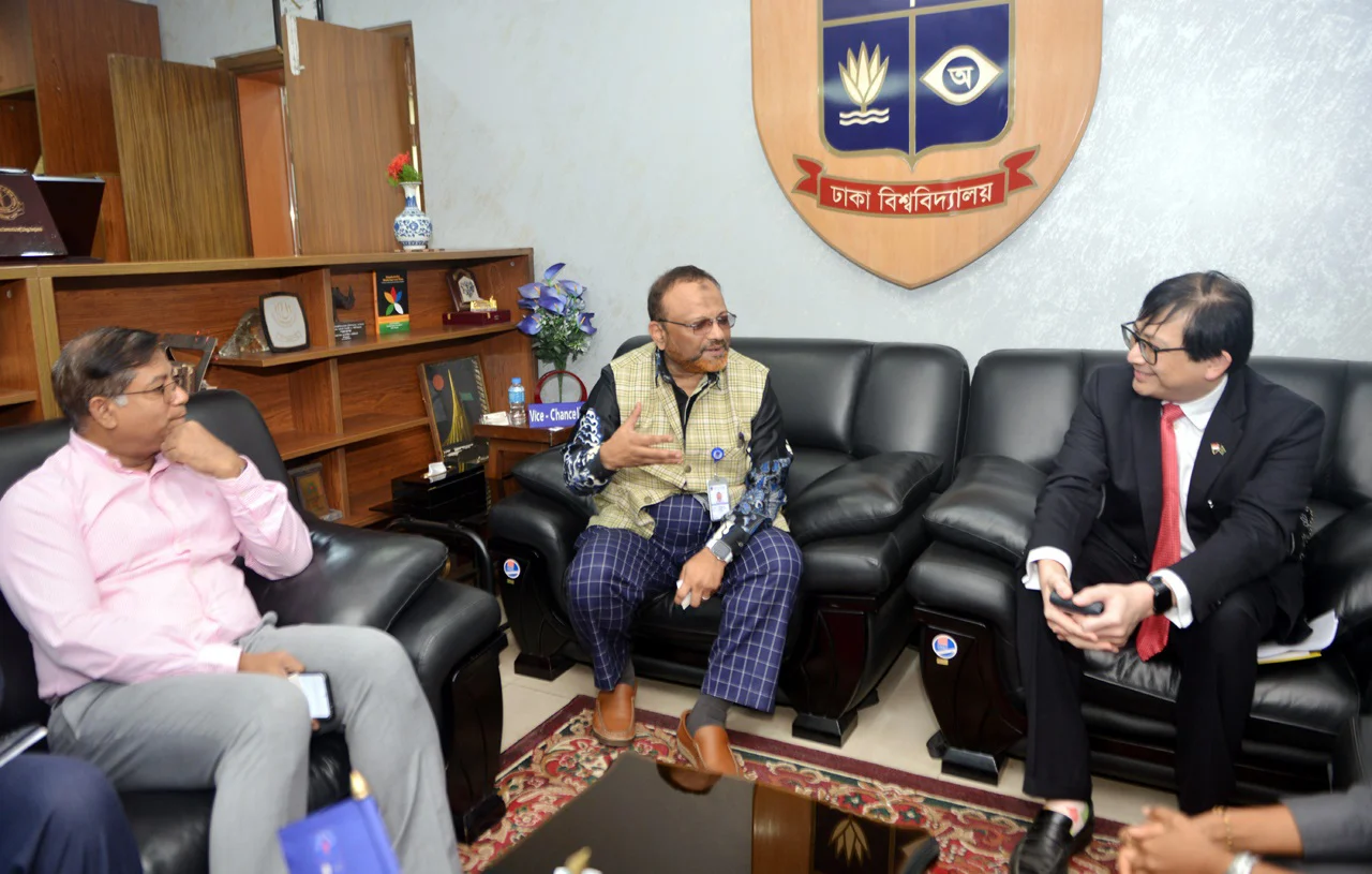 Singapore envoy meets DU VC