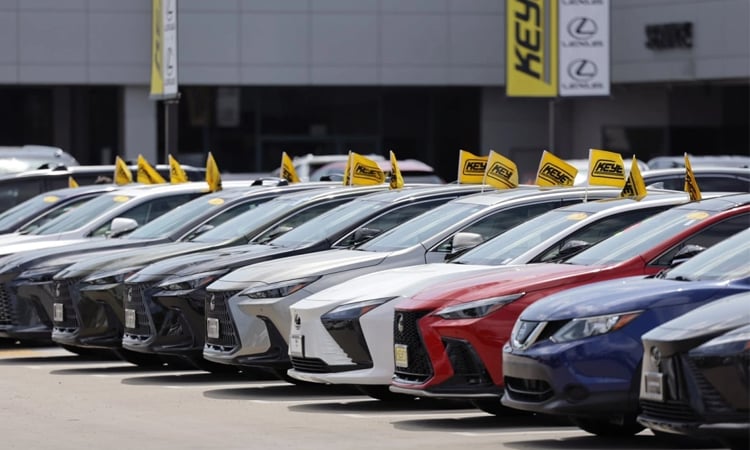 Mercedes-Benz drops earnings outlook on tariff uncertainty