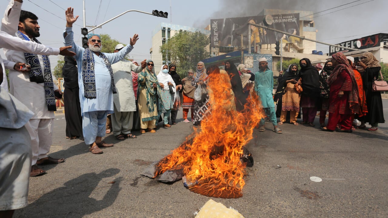 US calls on India and Pakistan to 'de-escalate'
