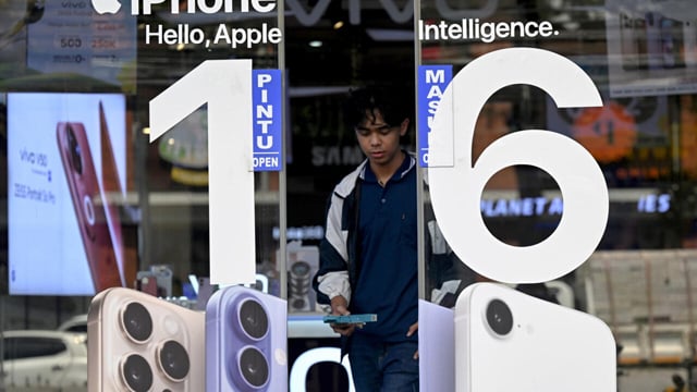 Apple expects $900 mn tariff hit, US iPhone supply shifts to India