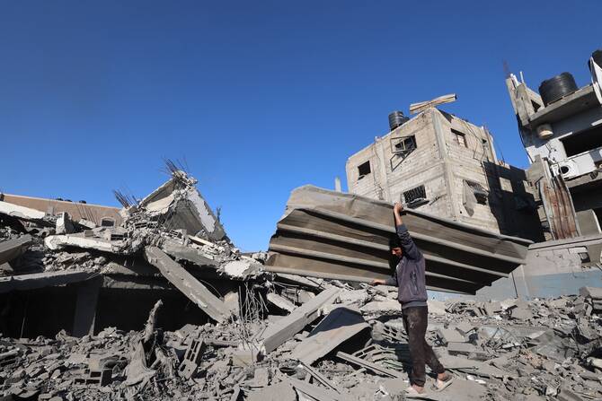 Gaza rescuers say 20 killed in Israeli strikes     