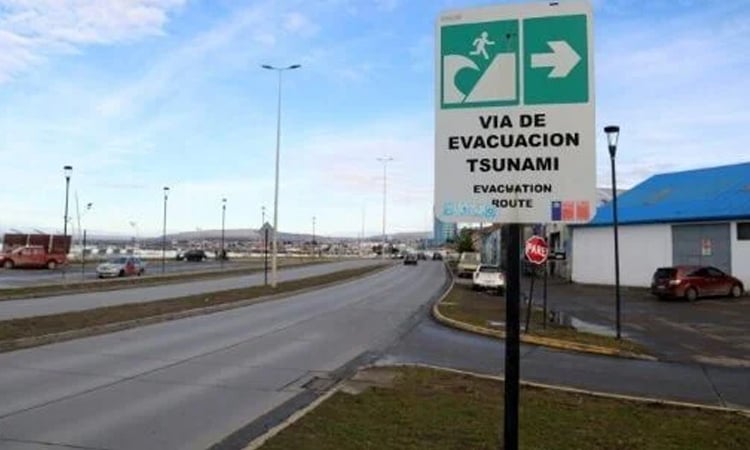 Major offshore quake causes tsunami scare in Chile, Argentina
