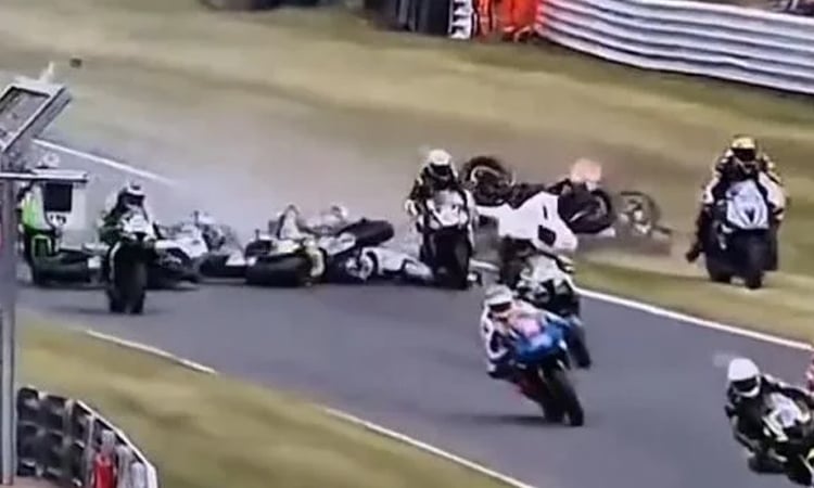 Two riders killed in British Supersport motorbike race