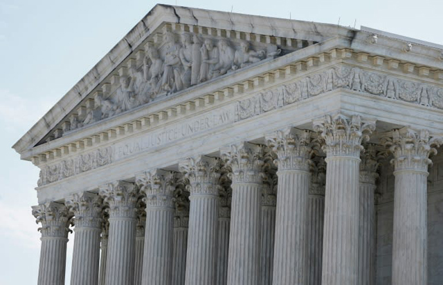 Trump admin asks high court permission to revoke migrants' status