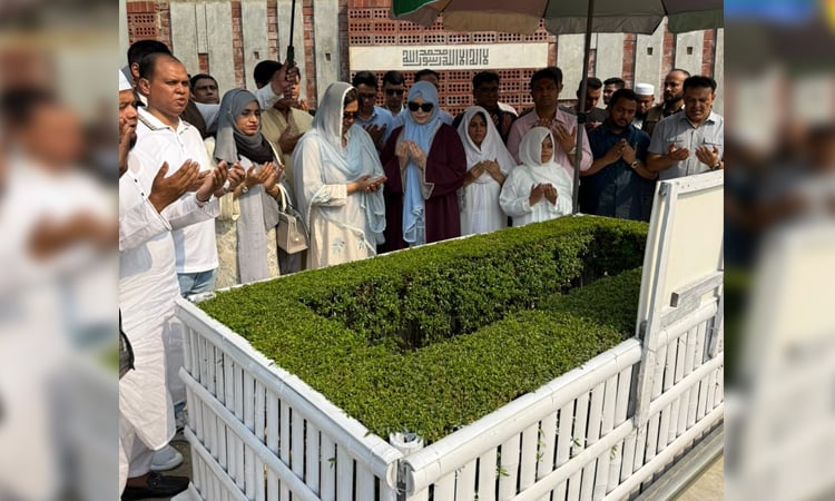 Zubaida, Sinthi visit Arafat Rahman's grave