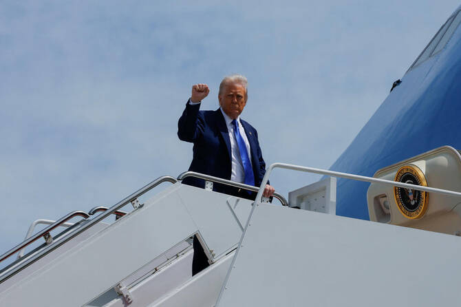 Trump heads for Saudi Arabia on major Middle East tour