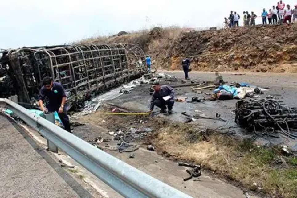 21 killed in road crash in central Mexico