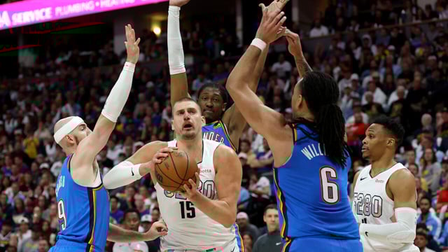 Jokic, Strawther star as Nuggets down Thunder to tie series