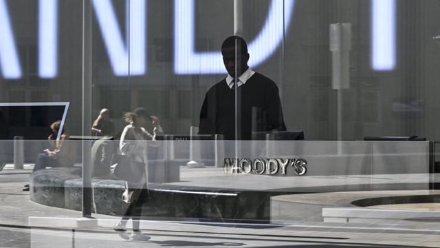 US loses last triple-A credit rating as Moody's cuts over govt debt