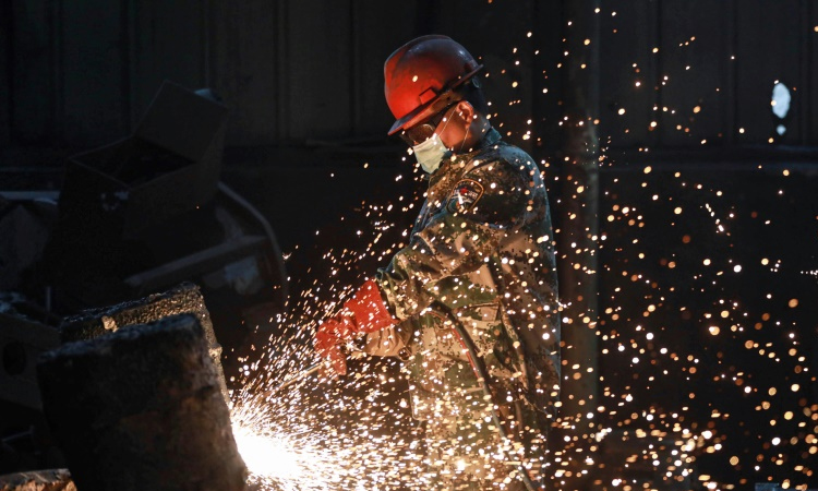 China factory output beats forecasts, weathering tariffs