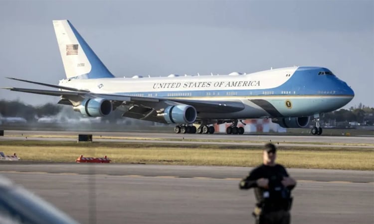 Top US Democrat seeks to block Trump using Qatari jet