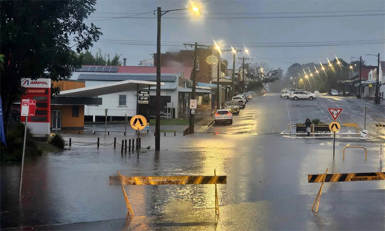 Flood victims stranded on roofs as downpours lash eastern Australia