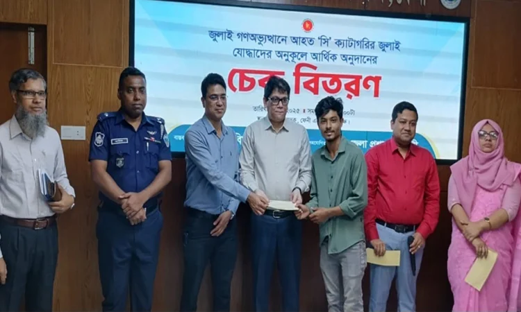 343 July warriors receive cheques worth Taka 3.43 crore in Feni