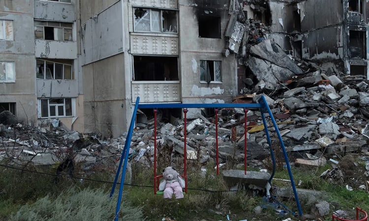 Clinging to home in the ruins of eastern Ukraine