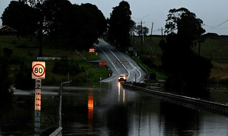 Thousands remain isolated as floods ease in eastern Australia