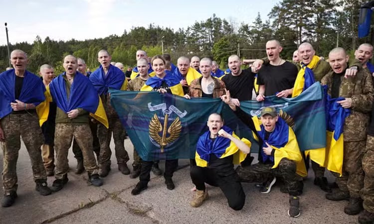 Ukraine, Russia begin biggest prisoner swap of war