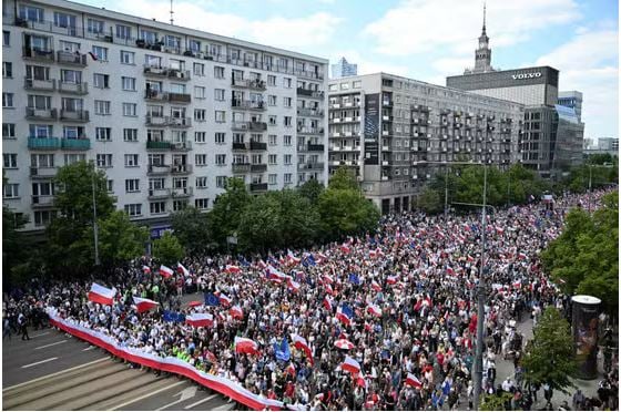 Tens of thousands rally for Polish presidency candidates