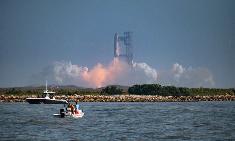 Starship megarocket blows up over Indian Ocean in latest bumpy test