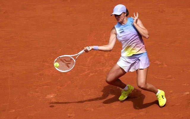 Swiatek faces Raducanu test, Alcaraz eyes French Open third round