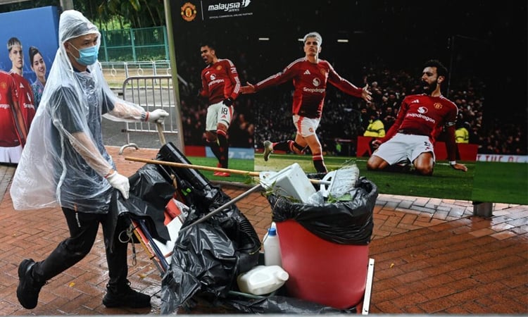 Man Utd stretch loyalty of 'numbed' Chinese fans to the limit