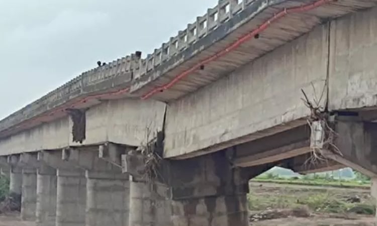 Russia bridge collapse onto railway kills at least 7: governor