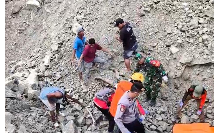 Death toll in Indonesian quarry rockfall rises to 18