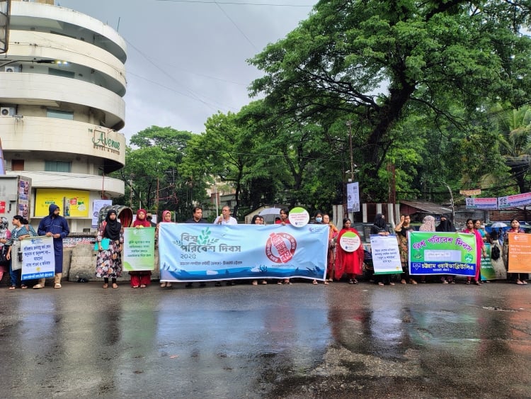 Human Chain at Ctg demands prevention of plastic pollution