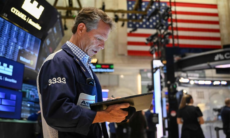 US stocks end higher as traders shake off trade tensions