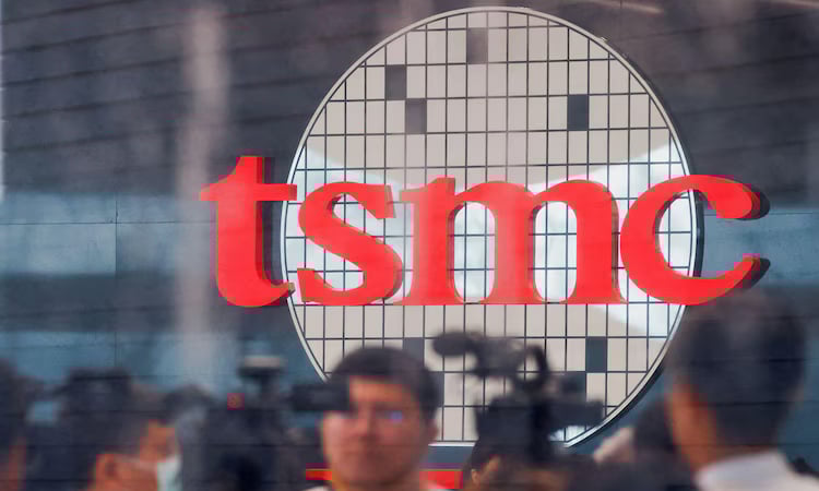 SMC forecasts record profit in 2025 on soaring AI demand