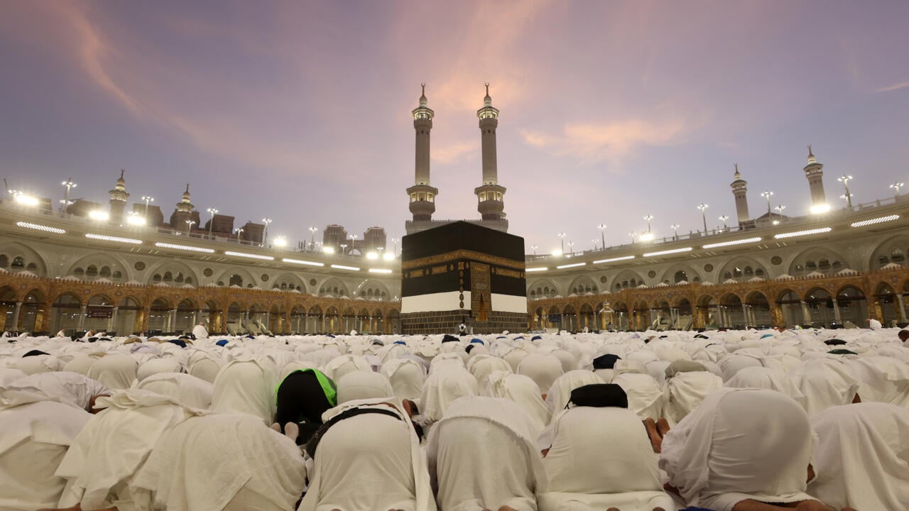 Million-plus pilgrims begin hajj under blazing sun