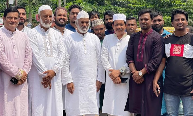 Moyeen offers prayers, Qurbani in Narsingdi 
