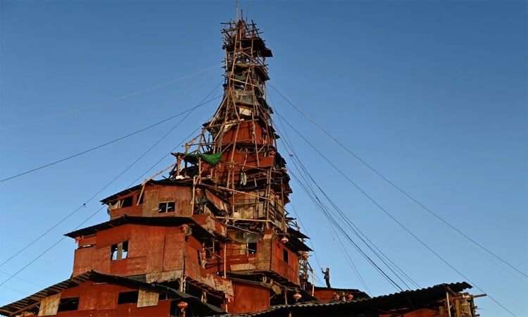 Chinese man defies demolition orders to build madcap rural home