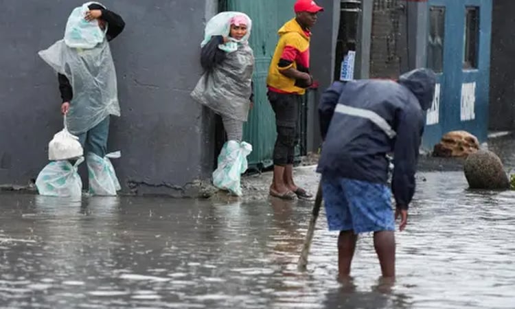 Children missing after South Africa flooding