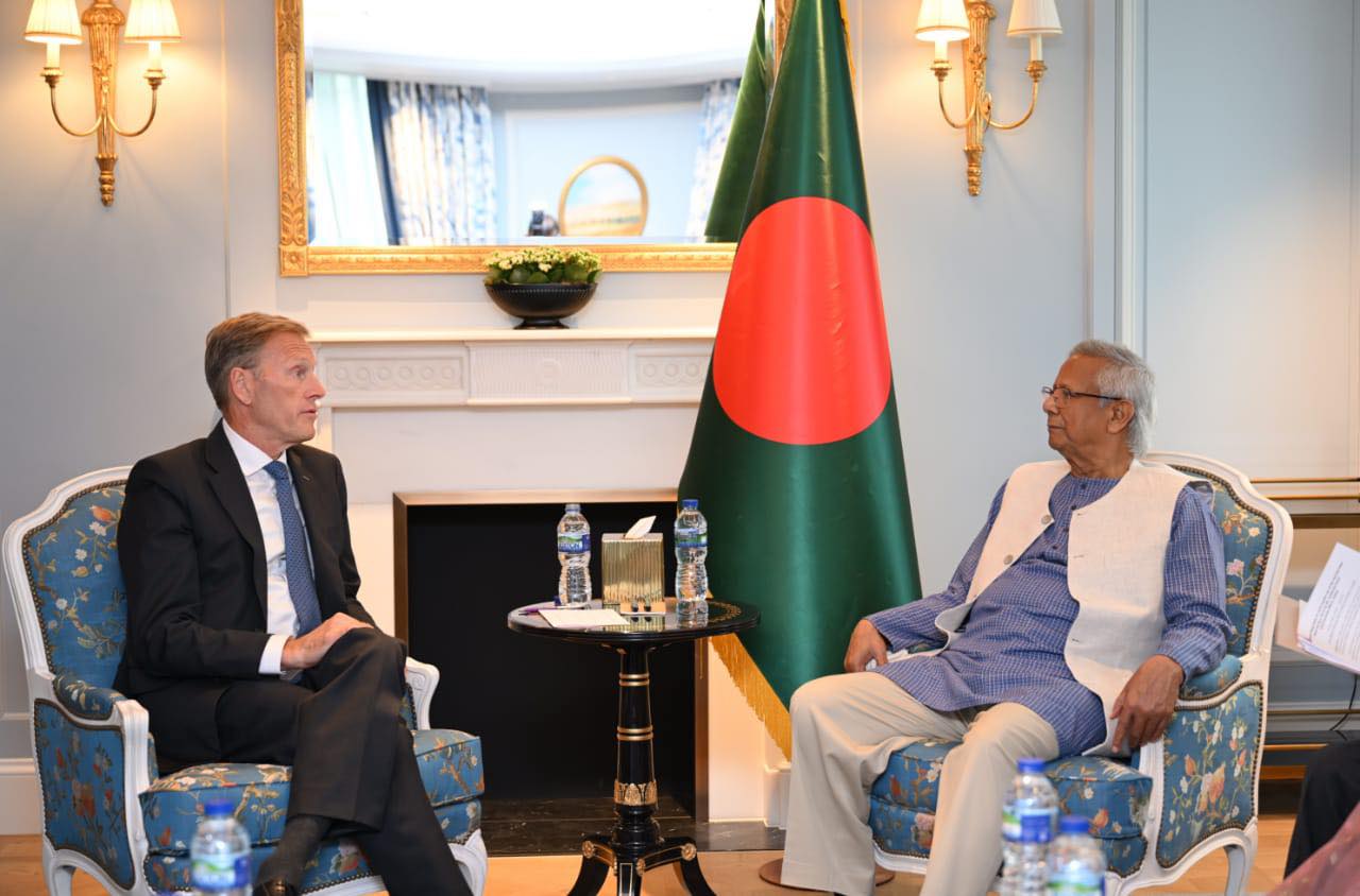Menzies Aviation Executive Vice President Charles Wyley met with Chief Adviser Professor Muhammad Yunus at his hotel in London on Tuesday. Photo : CA GOB Facebook