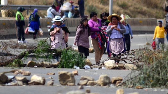 Bolivia policemen killed in clashes with Morales backers
