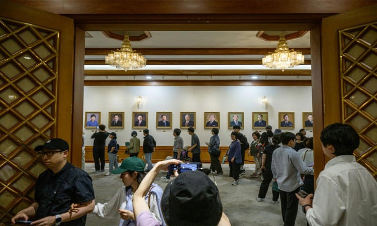South Koreans flock to Blue House ahead of presidential return